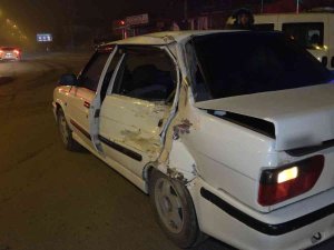 Otomobil İle Pikap Çarpıştı: 4 Yaralı