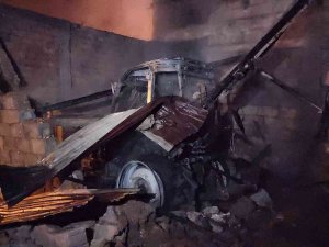 Garaj Yangınında Traktör Alevlere Teslim Oldu