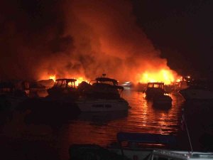 Caddebostan Yat Limanında Tekneler Alev Alev Yandı