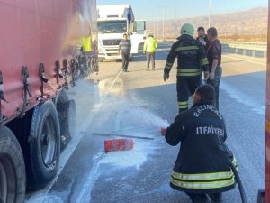 Seyir Halinde Lastiği Yanan Tıra İtfaiye Müdahale Etti