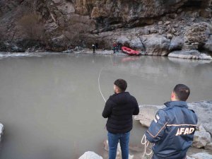 Hakkari’de Rafting Botuyla Köpek Kurtarma Operasyonu