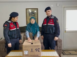 Sakaryalı Nineden Bayburt’ta Görev Yapan Mehmetçiğe Çorap Hediyesi