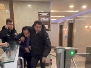 Köpeğe Şiddet Uygulayan Şahıs, Hayvanseverlerin Elinden Zor Kurtuldu