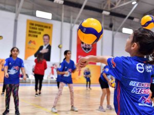 Mersin’de Voleybol Kursları Sürüyor