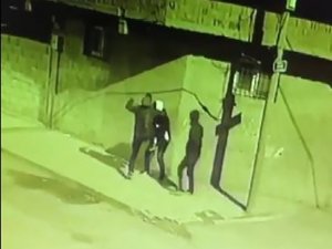 Yeni Yılda Mahalleyi İnternetsiz Bırakan Hırsızlar Güvenlik Kamarasında
