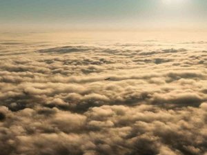 İ̇stanbul’da Sis Bulutlarının İçinden Çıkan Uçaklar, Havadan Görüntülendi