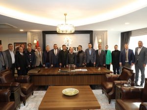 Ak Parti İ̇zmir’den Oda Başkanlarına Rozet