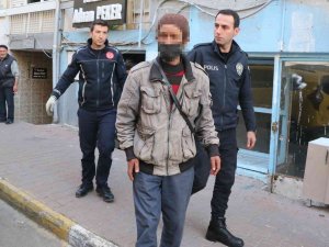 Barınmak İçin Girdiği Depoda Mahsur Kaldı, İtfaiye Tarafından Kurtarıldı