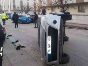 Araçlara Çarparak Devrildi: 2 Yaralı