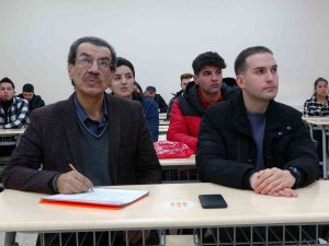 60 Yaşındaki Emekli Öğretmen Gazetecilik Hayali İçin Sıralara Döndü