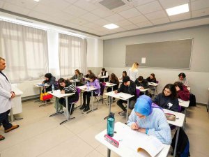 Lise Öğrencilerine Ücretsiz Deneme Sınavı Yapıldı