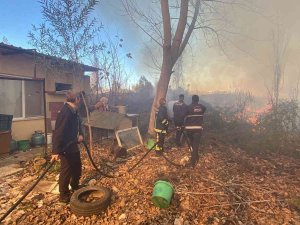 Antalya’da Evleri Tehdit Eden Sazlık Yangını