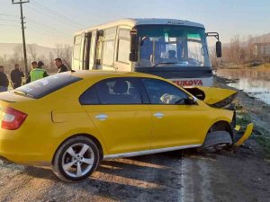 Öğrenci Servisi İle Taksi Kafa Kafaya Çarpıştı: 8 Yaralı