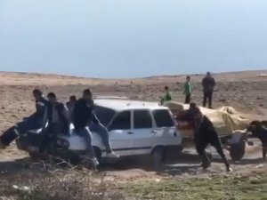 Batmanlılar, Yolda Kalan Otomobili İlginç Bir Yöntemle Çıkarttı