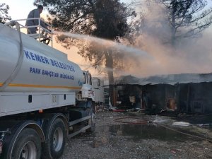 Alevler İçinde Kalan Barakadaki 2 Kişi Canını Zor Kurtardı