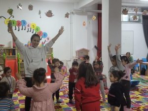 Anne Çocuk Oyun Evlerinde Eğlenceli Jimnastik Dersleri