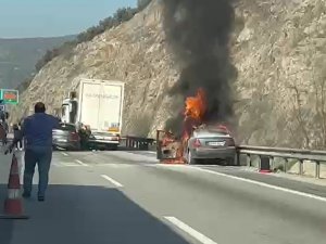 Yanan Otomobile Yardım Etmek İçin Durmaya Çalışan Tıra Çarptı: 4 Yaralı