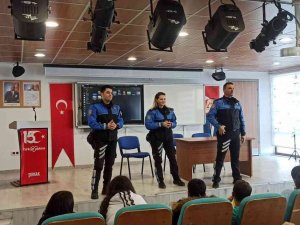 Cizre Polisi Liseli Öğrencilere Polislik Mesleğini Anlattı