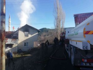 Karabük’te İki Katlı Ev Yangın Sonrası Kullanılamaz Hale Geldi