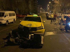 Taksiyle Çarpışan Motosikletin Sürücüsü Yaralandı