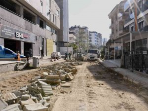 Kuşadası’nda Üstyapı Çalışmaları Devam Ediyor