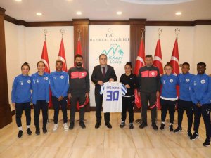 Vali Akbıyık Kadın Takımını Makamında Kabul Etti