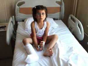 6 Parmaklı Çocuğun Bir Parmağı Ameliyatla Alındı