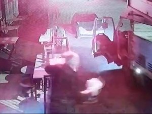 Freni Boşalan Kamyonetin Sürücüsü Ölümle Burun Buruna Geldi: O Anlar Kamerada