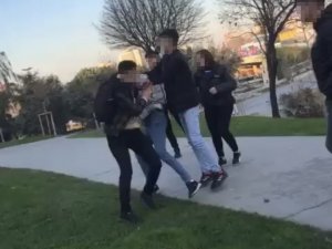 İ̇stanbul’da Dehşet Anları Kamerada: Darp Ettikleri Genci Bıçakladılar
