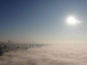 İ̇stanbul Anadolu Yakası’nda Sisin Gölgesinde Güneş Manzarası Görenleri Mest Etti