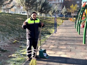 Siirt’te Temizlik İşçisi, Cadde Ve Sokakları Şarkı Söyleyerek Temizliyor