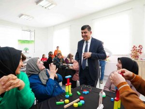 Yetim Annelerine Sertifikaları Verildi