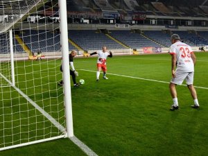 Vali Pehlivan, Futbol Müsabakasına Katıldı