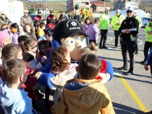 Sinop’ta Köy Okullarındaki Çocuklara Polislik Mesleği Tanıtılıyor