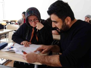 58 Yaşında Üniversite Sınavına Hazırlanıyor, Azmiyle Gençlere Örnek Oluyor