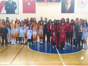 Karaman’da Düzenlenen Okul Sporları Yıldızlar Basketbol Müsabakaları Sona Erdi