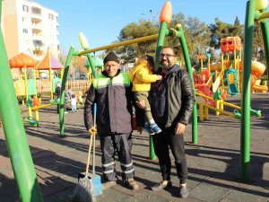 Siirt’te Temizlik İşçisinin Hobisi Şaşırttı: Şarkı Söylemeden Temizlik Yapamıyor