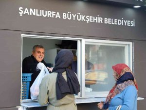 Belediye Başkanı Halk Ekmek Büfesinde Satış Yaptı