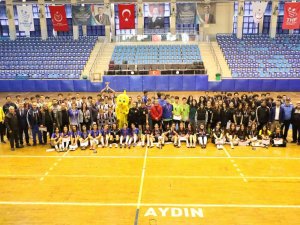 Genç Futsal Şampiyonları Kupayı Kaldırdı