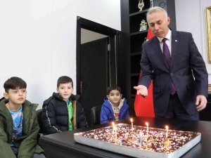 Minik Sporcular Başkan Öztürk’ün Doğum Gününü Kutladı