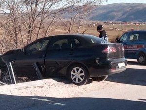 Kontrolden Çıkan Otomobil Bariyere Çarptı : 1 Yaralı
