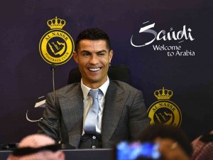 Cristiano Ronaldo, Görkemli Törenle Al Nassr’a İmza Attı
