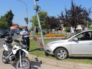 Otomobil Trafik Işıklarına Çarptı