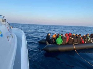 İ̇zmir Açıklarında 111 Düzensiz Göçmen Kurtarıldı