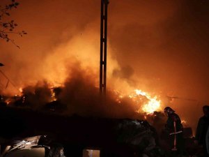 Geri Dönüşüm Fabrikasında Korkutan Yangın: 1 İtfaiye Eri Yaralandı