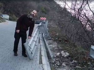 Yok Artık...uçurumun Kenarındaki Demir Bariyerleri Çaldılar