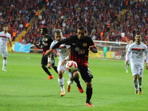 Hürriyet Gücer’den Eskişehirspor İçin Kritik İmza