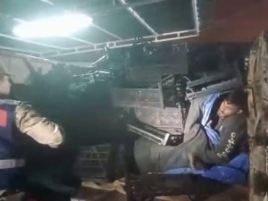 Kasaların Arasından Çıktılar: Hatay’da 23 Göçmen Ve Kaçakçı Yakalandı