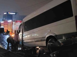 9 Araç Kazaya Karıştı, Ortalık Savaş Alanına Döndü