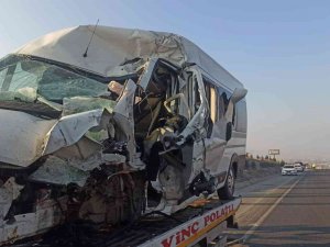 Başkent’te İki Servis Aracı Çarpıştı: 2’si Ağır 25 Yaralı